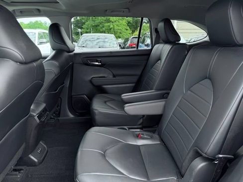 Used 2024 Toyota Highlander XLE AWD/4WD image 22