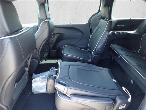 New 2027 Chrysler Pacifica Limited AWD/4WD image 10