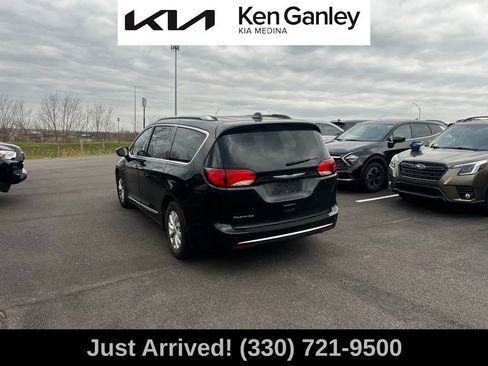 Used 2018 Chrysler Pacifica Touring-L image 7