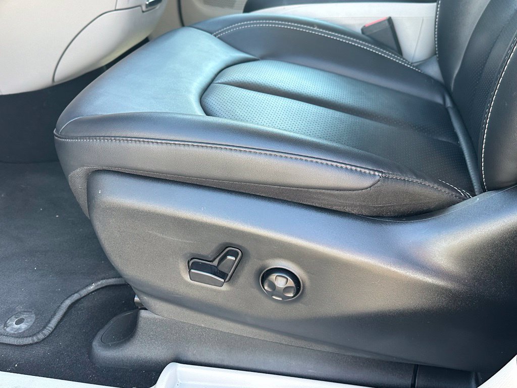 Used 2024 Chrysler Pacifica Limited FWD image 25