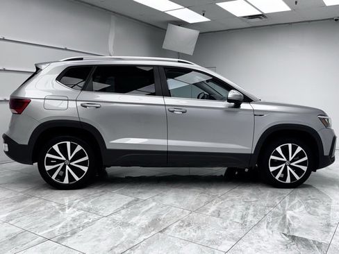 Used 2024 Volkswagen Taos SE image 8