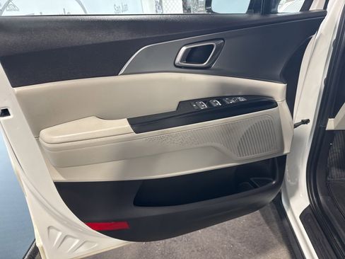 Used 2022 Kia Carnival LX image 25