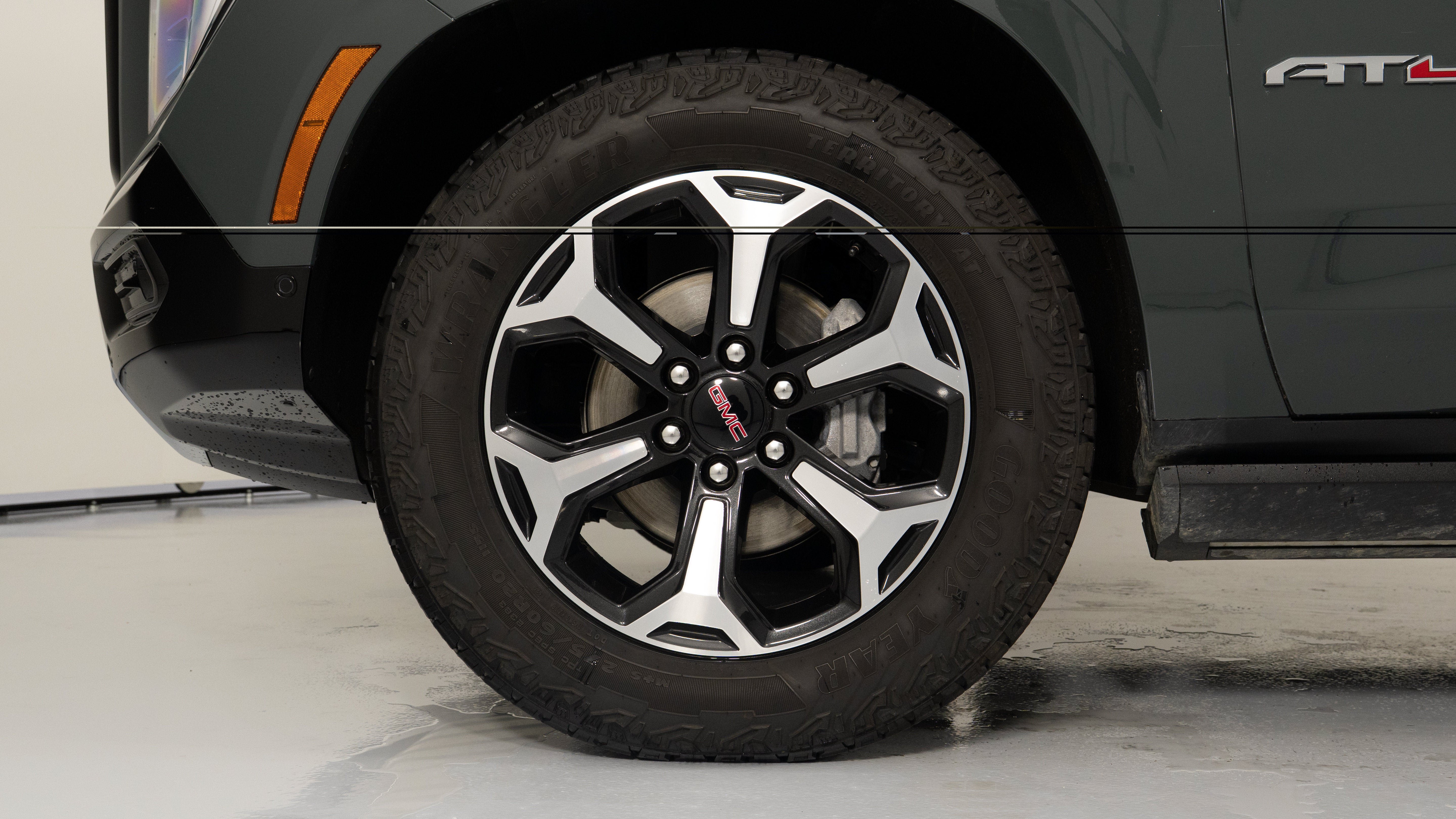 Used 2025 GMC Yukon AT4 w/ AT4 Premium Plus Package AWD/4WD image 9