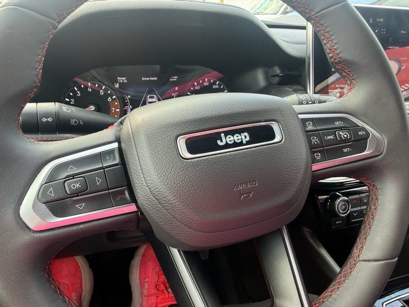 Used 2025 Jeep Compass Trailhawk AWD/4WD image 34