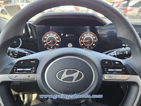 Used 2024 Hyundai Elantra SEL image 18