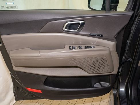 Certified 2025 Kia Carnival SX image 12