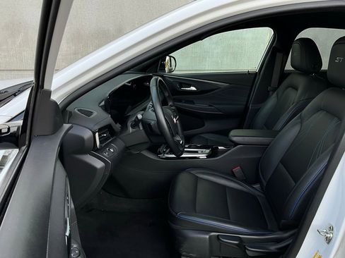 Used 2025 Buick Envista Sport Touring image 9