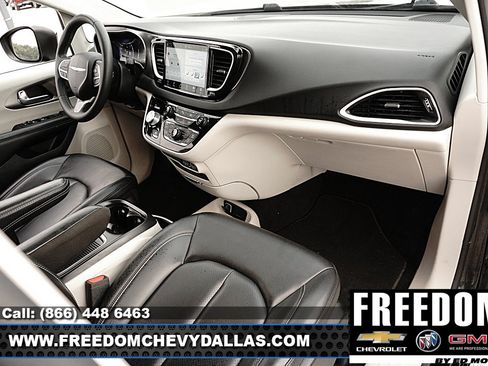 Used 2023 Chrysler Pacifica Touring-L FWD image 8