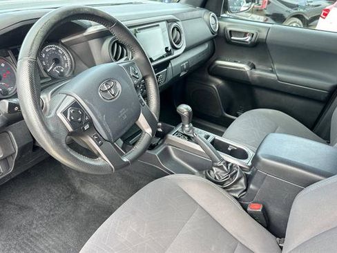 Used 2019 Toyota Tacoma TRD Sport image 9