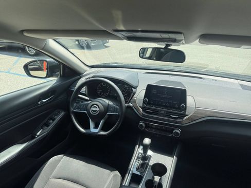 Used 2025 Nissan Altima 2.5 SV FWD image 35