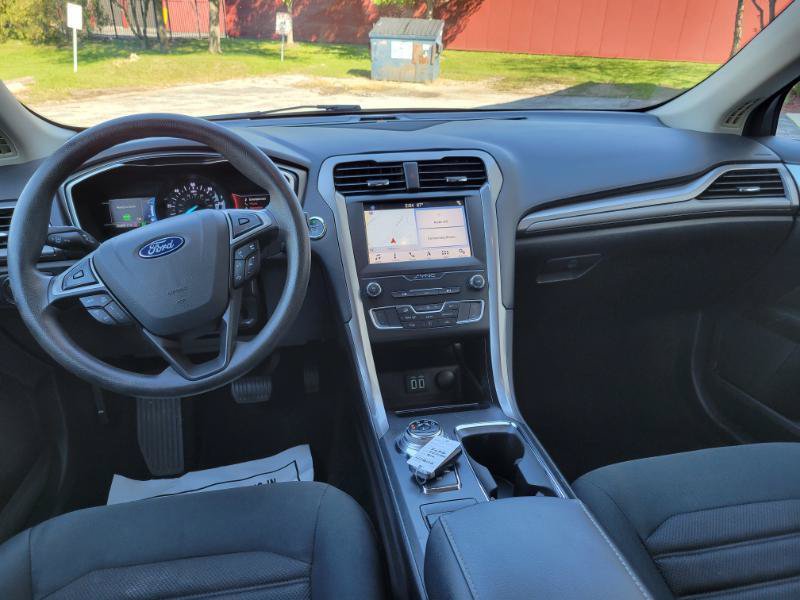 Used 2019 Ford Fusion SE FWD image 18