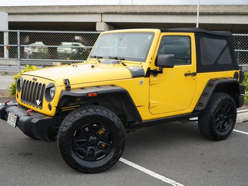 Used 2015 Jeep Wrangler Rubicon w/ Power Convenience Group image 3