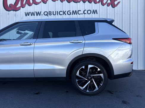 Used 2022 Mitsubishi Outlander ES image 2