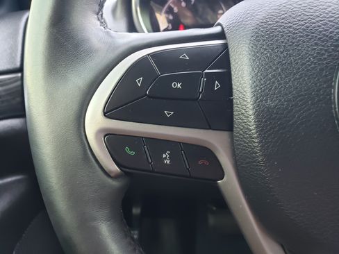 Used 2019 Jeep Grand Cherokee Altitude RWD image 16