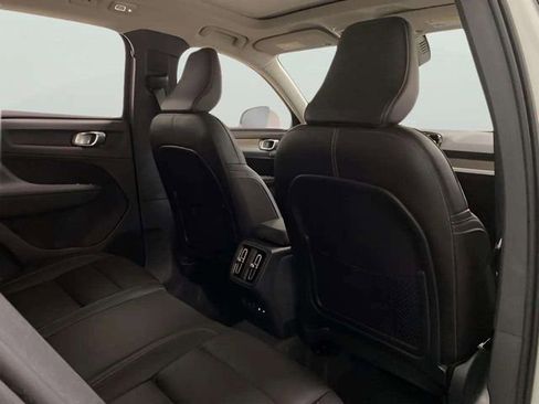 Used 2025 Volvo XC40 B5 Plus image 19