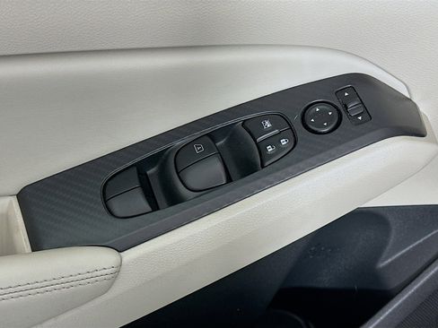 Used 2024 Nissan Altima 2.5 SV FWD image 15