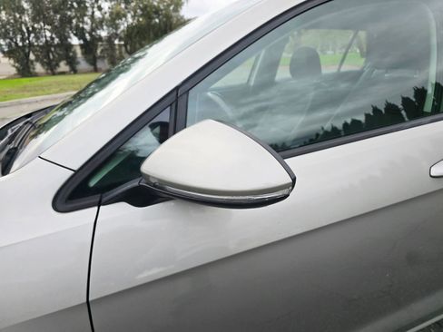 Used 2018 Volkswagen Golf SE image 8