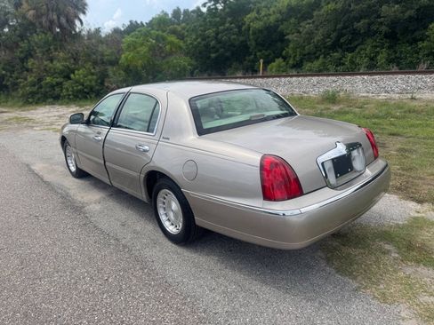 Used 1999 Lincoln Town Car Executive RWD image 4