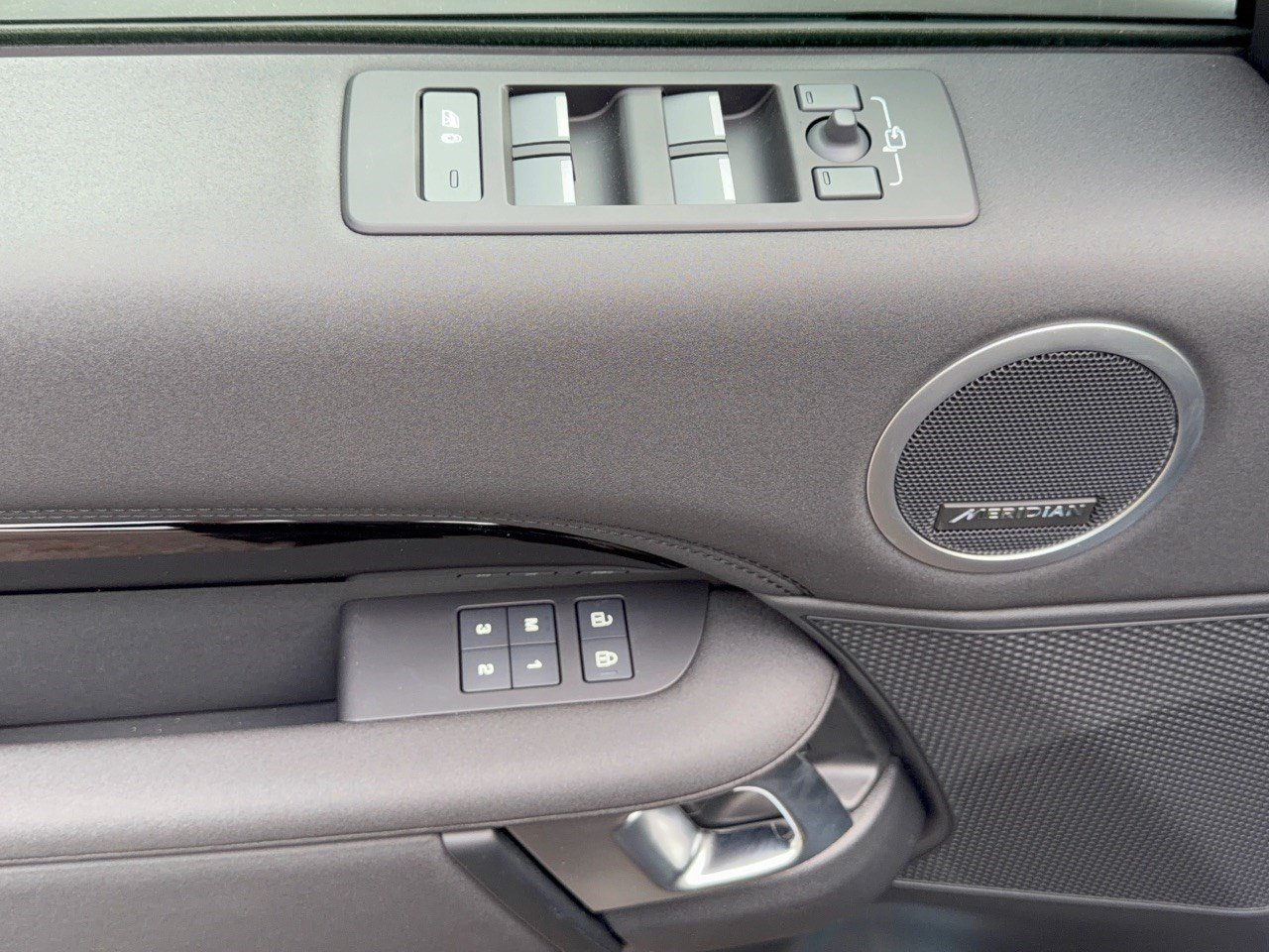 New 2026 Land Rover Discovery S AWD/4WD image 14
