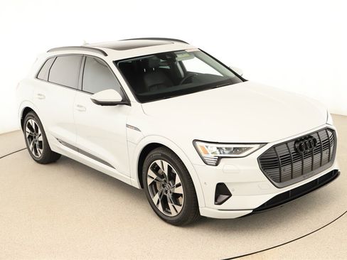 Used 2022 Audi e-tron Premium image 36