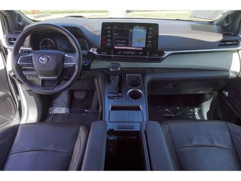 Certified 2024 Toyota Sienna Platinum FWD image 23