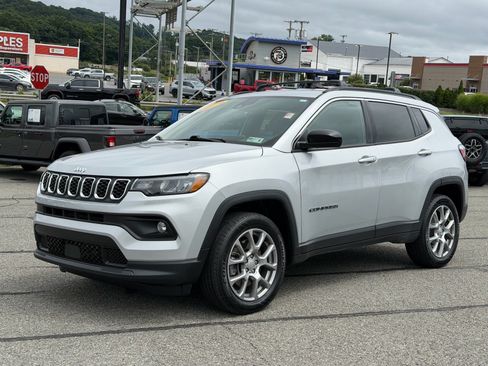 Used 2024 Jeep Compass Latitude AWD/4WD image 1