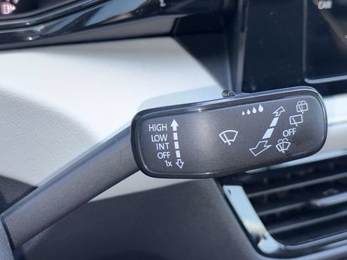 Certified 2025 Volkswagen Taos S FWD image 20