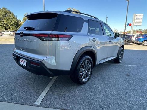 Used 2025 Nissan Pathfinder SV image 3