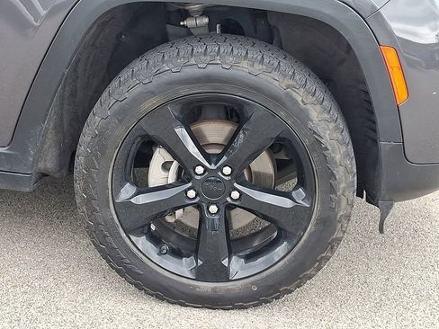 Used 2023 Jeep Grand Cherokee Altitude AWD/4WD image 8