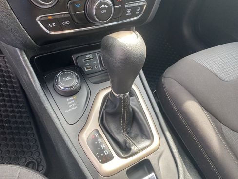 Used 2015 Jeep Cherokee Latitude w/ Cold Weather Group AWD/4WD image 23