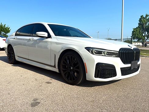 Used 2022 BMW 740i w/ Luxury Rear Seating Package RWD image 3