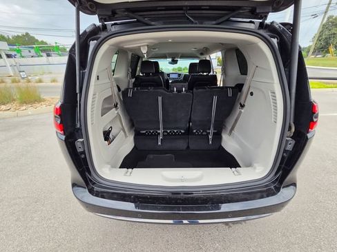 Used 2024 Chrysler Pacifica Touring-L FWD image 31