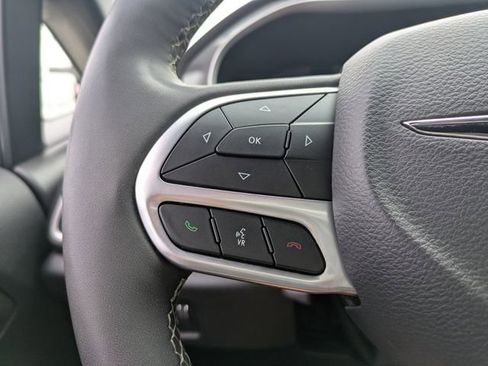 Used 2025 Chrysler Pacifica Select image 28