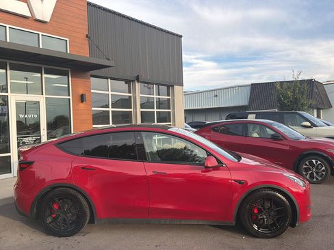 Used 2022 Tesla Model Y Performance AWD/4WD image 9