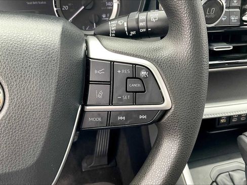 Used 2023 Toyota Highlander L image 22