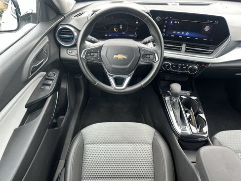 Used 2025 Chevrolet Trax LT w/ LT Convenience Package FWD image 17