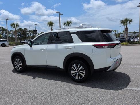 Used 2024 Nissan Pathfinder SL FWD image 7