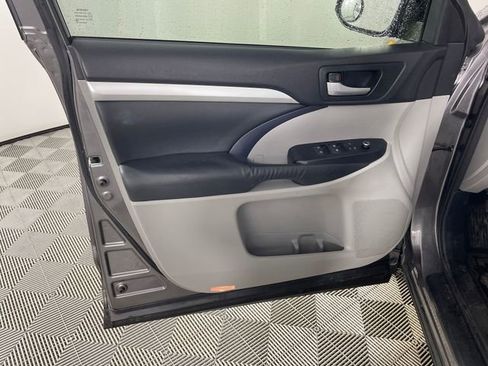 Used 2015 Toyota Highlander XLE image 12