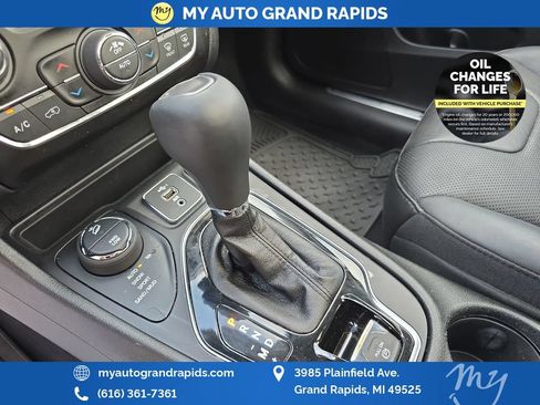 Used 2021 Jeep Cherokee Limited w/ Elite Package AWD/4WD image 25