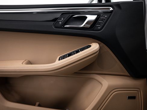 Certified 2026 Porsche Macan AWD/4WD image 16