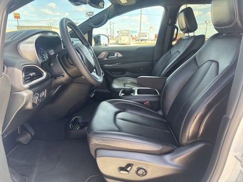 Used 2025 Chrysler Pacifica Select image 2