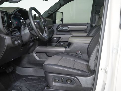 Used 2026 Chevrolet Silverado 2500 ZR2 AWD/4WD image 12