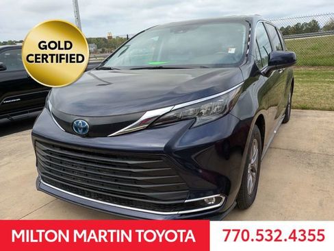 Used 2024 Toyota Sienna XLE image 3