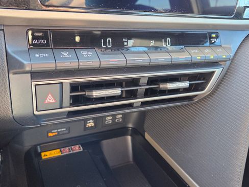 Used 2025 Toyota Camry SE image 21