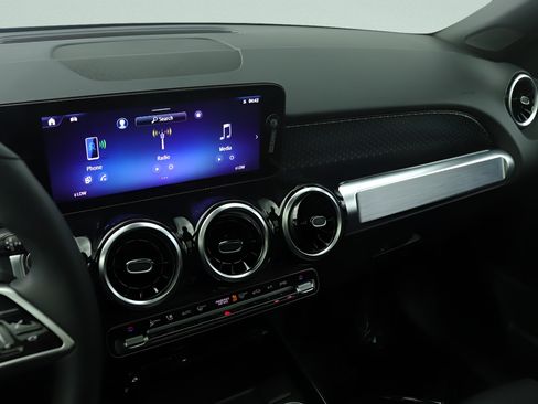Used 2026 Mercedes-Benz GLB 250 image 9