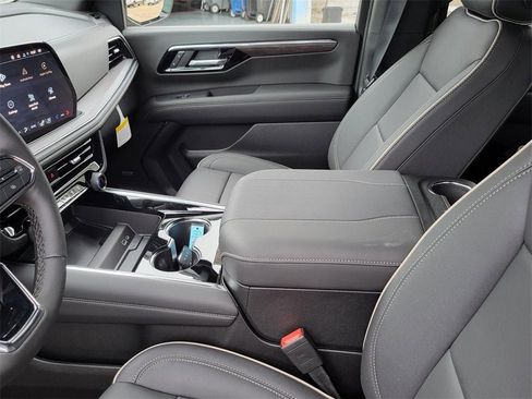 New 2025 Chevrolet Suburban Premier image 19