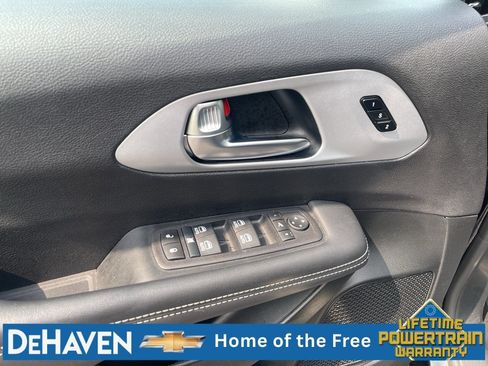 Used 2025 Chrysler Pacifica Limited FWD image 25