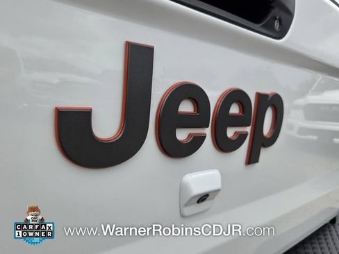 Used 2025 Jeep Gladiator Mojave w/ Convenience Group AWD/4WD image 13
