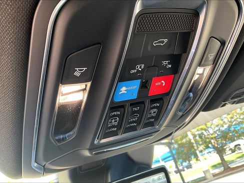 New 2025 Jeep Grand Cherokee Limited w/ Luxury Tech Group II image 17