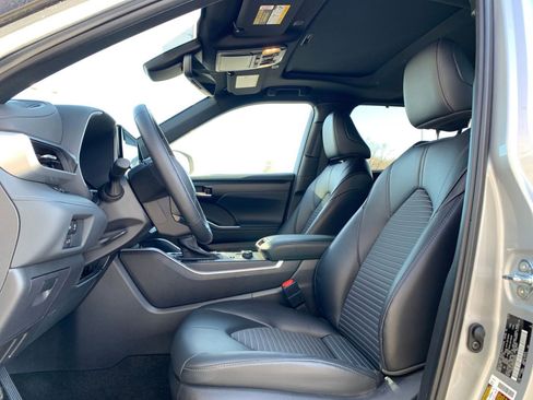 Used 2025 Toyota Highlander XSE image 28